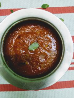 தக்காளி சட்னி (Thakkaali chutney recipe in tamil) செய்முறை முக்கிய புகைப்படம்