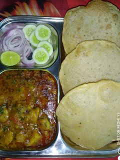 पुरी भाजी (puri bhaji recipe in marathi) रेसिपी चे मुख्य फोटो