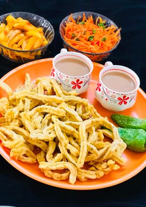 ગુજરાતી ચંપાકલી ગાંઠિયા (Chmpakali gathiya recipe in Gujarati) રેસીપી મુખ્ય ફોટો