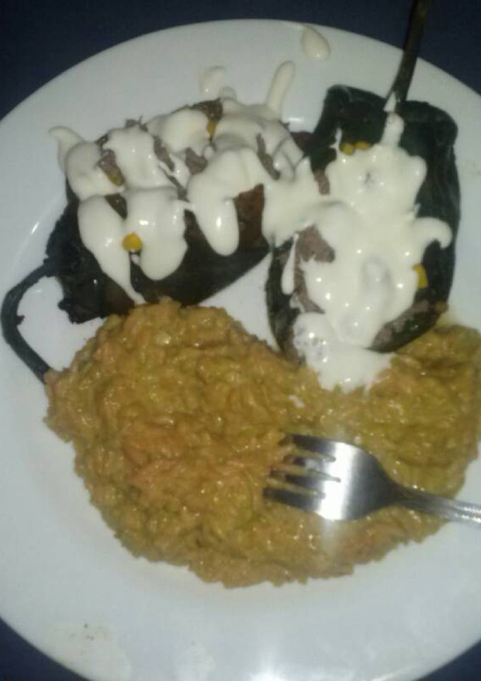 Una foto de Chiles poblanos rellenos y arroz con salsa poblana