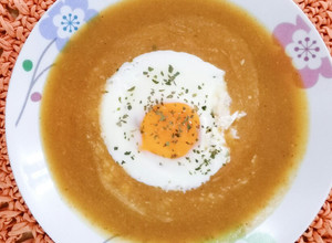Una foto de Sopa de Zucchini y Zanahoria con huevo poché express 🍳🍲