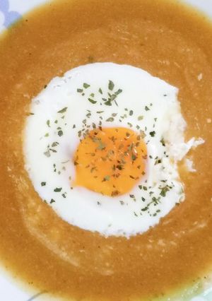 Una foto de Sopa de Zucchini y Zanahoria con huevo poché express 🍳🍲