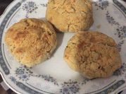 Una foto de scones de queso aceituna