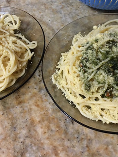 Una foto de Fideos con aceite y pesto rúcula