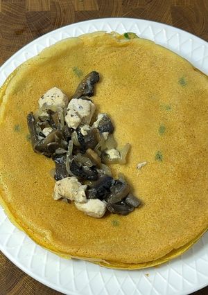 Фото Начинка до картопляних млинців з куркою, грибами та сиром.