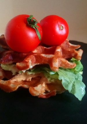 Фото Нутовые вафли с авокадо, арахисовой пастой, черри и руколой.