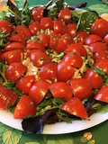 Salade de poulet aux tomates, courgette et jeunes pousses sauce ciboulette olive
