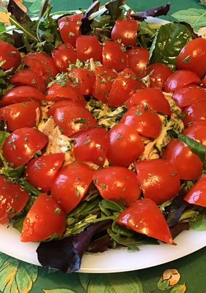 Une photo de Salade de poulet aux tomates, courgette et jeunes pousses sauce ciboulette olive