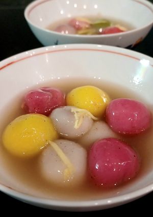 Hình của món Bánh trôi ngũ sắc cho tết Hàn thực.
