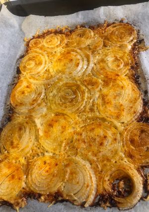Una foto de Crujiente de queso y cebolla