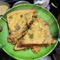A picture of Bread pakoda.