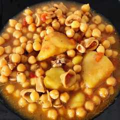 Una foto de Garbanzos con calamares en olla GM