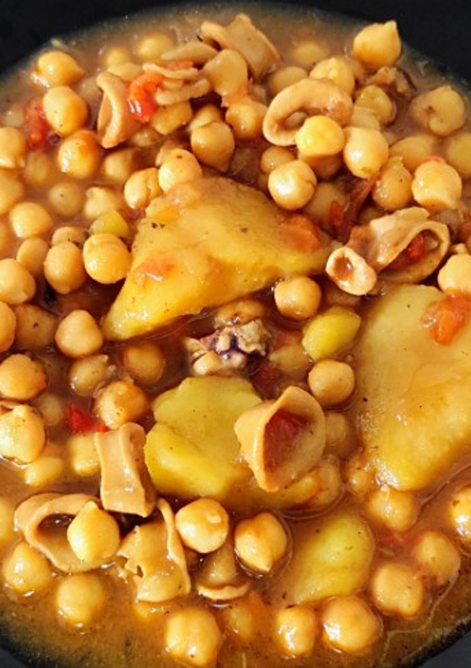 Una foto de Garbanzos con calamares en olla GM