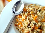 Una foto de risotto de calabaza