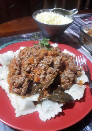 Una foto de Ravioles con bolognesa fácil