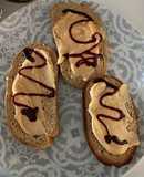 Tostas de Manteiga de Amêndoa e Tâmara