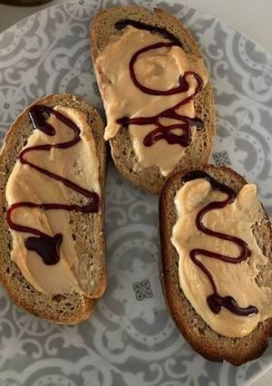 Foto de Tostas de Manteiga de Amêndoa e Tâmara