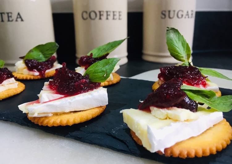 Brie and Cranberry Sauce Canapés