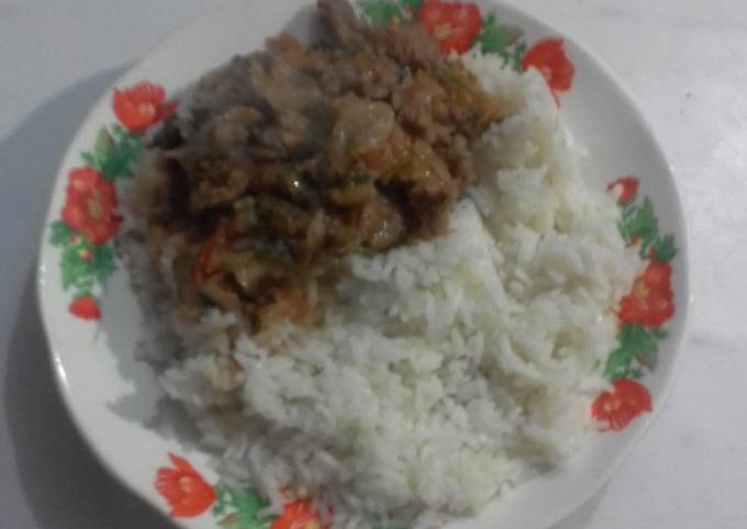 Boiled rice served with beef stew