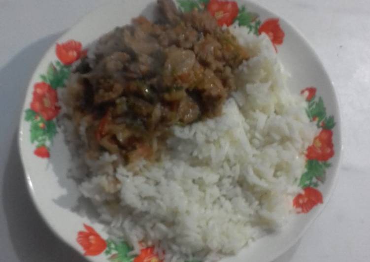 Boiled rice served with beef stew