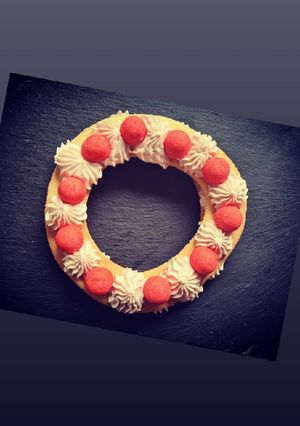Une photo de Courrone mascarpone framboises fraise tagada