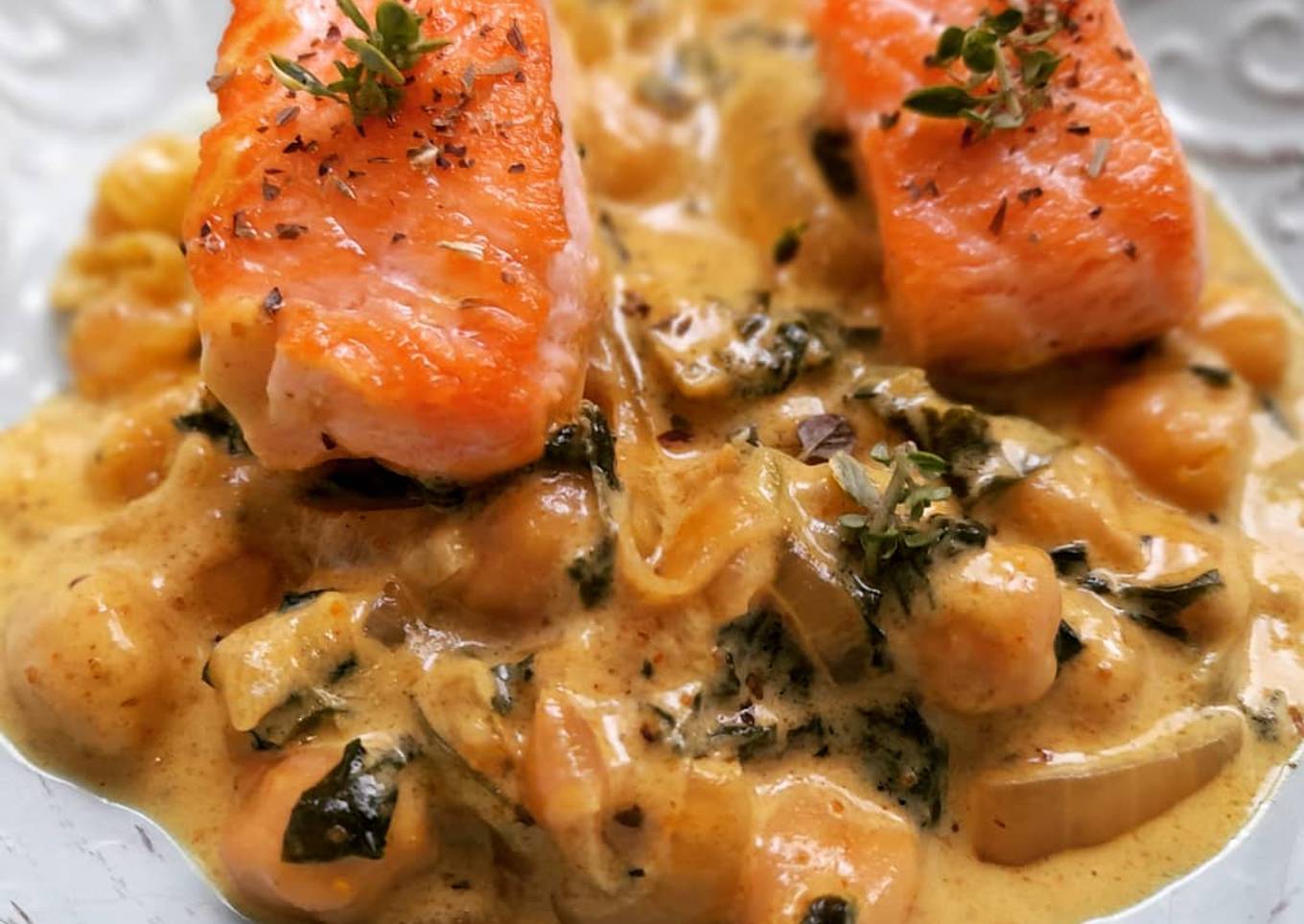 Curry picante de garbanzos con leche de coco y salmón