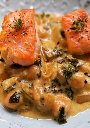 Foto principal de Curry picante de garbanzos con leche de coco y salmón