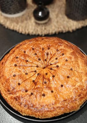 Une photo de Galette des rois au 2 chocolats 👑🍫