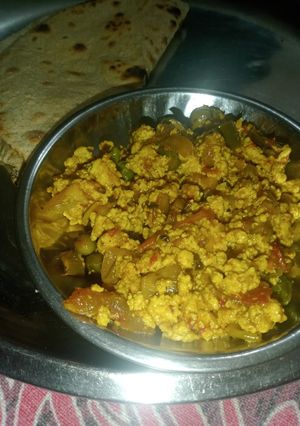 मटर पनीर भुजिया(matar paneer bhujiya recipe in hindi) रेसिपी मुख्य फोटो