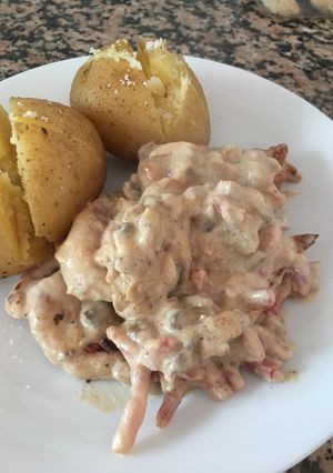 Una foto de Pollo con champiñones y beicon