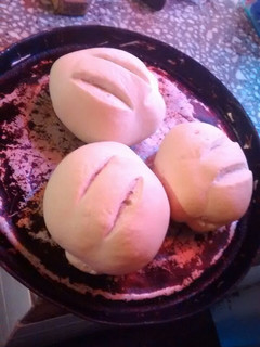 Una foto de Pan casero súper fácil. Mira hasta el final hay una rica sorpres