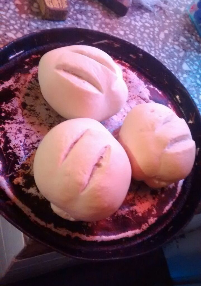 Una foto de Pan casero súper fácil. Mira hasta el final hay una rica sorpres