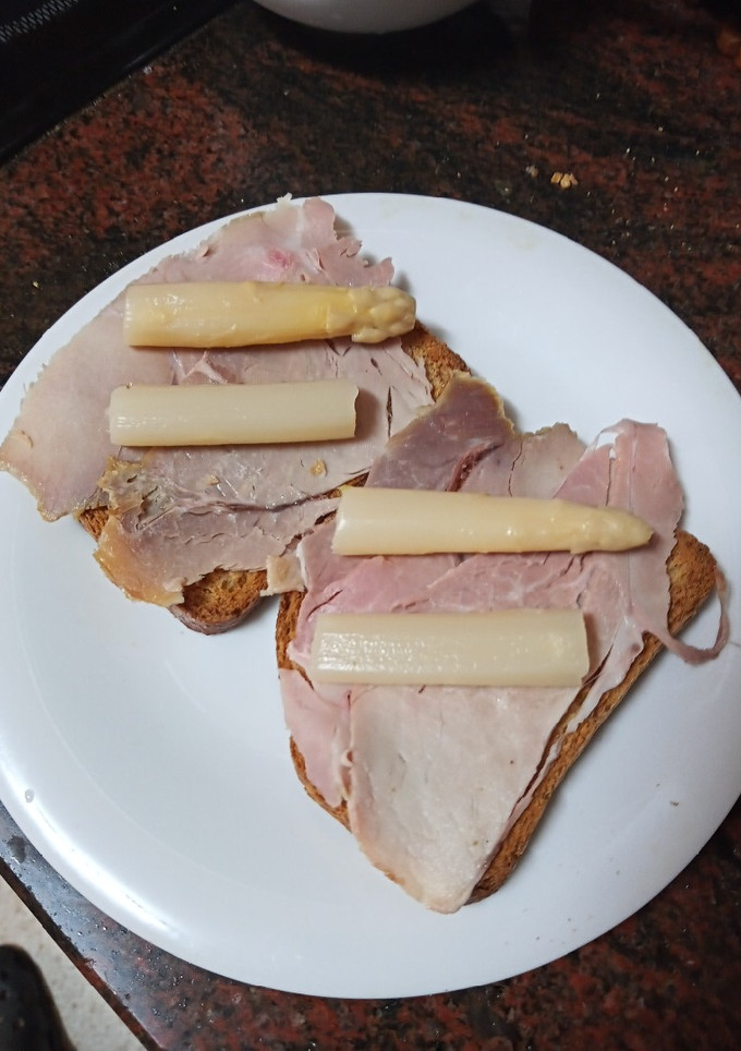 Una foto de Tostas canarias (Pata asada sobre tomate aliñado)