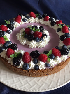 Foto di Torta con panna cotta ai mirtilli e frutti di bosco