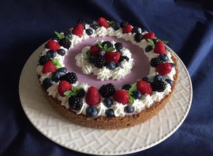 Foto di Torta con panna cotta ai mirtilli e frutti di bosco