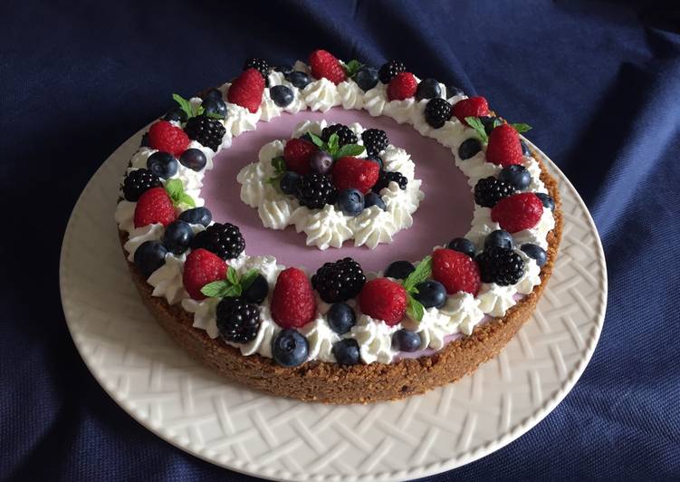 Torta con panna cotta ai mirtilli e frutti di bosco