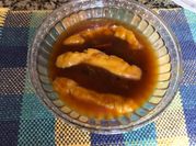 Una foto de postres fruta en almibar