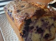 Una foto di plumcake ai mirtilli
