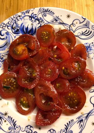 A picture of Best tomato salad - vegan.