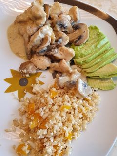 Una foto de Pollo con champiñones en crema keto