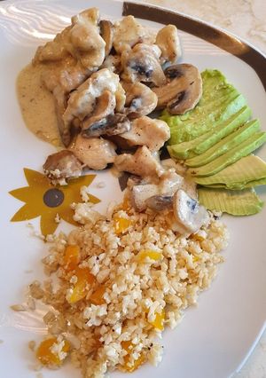 Una foto de Pollo con champiñones en crema keto