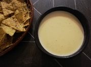 Una foto de salsa para nachos queso