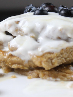 Una foto de Tortitas de avena con yogur de coco 👉 Desayunos veganos fáciles