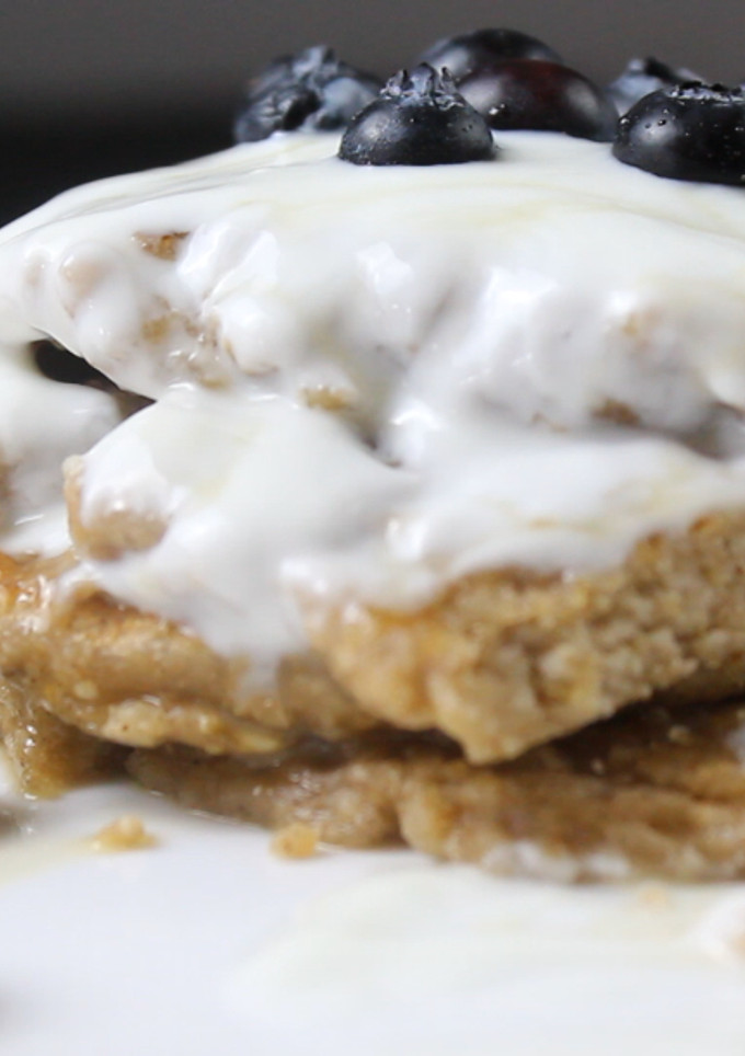 Una foto de Tortitas de avena con yogur de coco 👉 Desayunos veganos fáciles