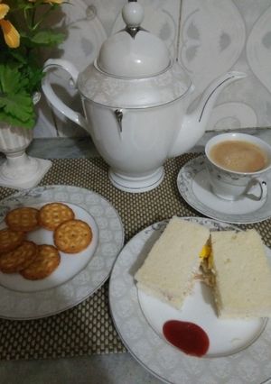 A picture of Chicken egg sandwitch with tea.