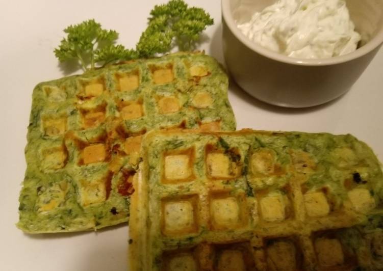 SÜCHTIG MACHEN! geheime Rezepte macht Feta-Spinat-Waffeln mit Crème Sour