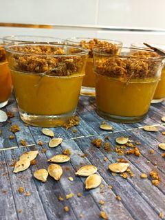 Una foto de Panna cotta de calabaza con crujiente de avena y galletas 🎃🥄