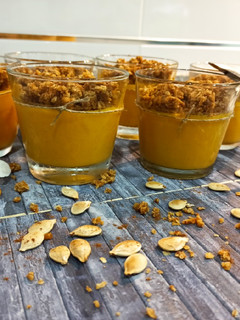 Una foto de Panna cotta de calabaza con crujiente de avena y galletas 🎃🥄