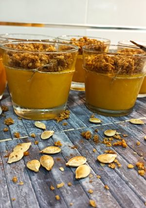 Una foto de Panna cotta de calabaza con crujiente de avena y galletas 🎃🥄