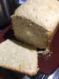 Pan de manzana y avena en máquina para pan (panificadora)